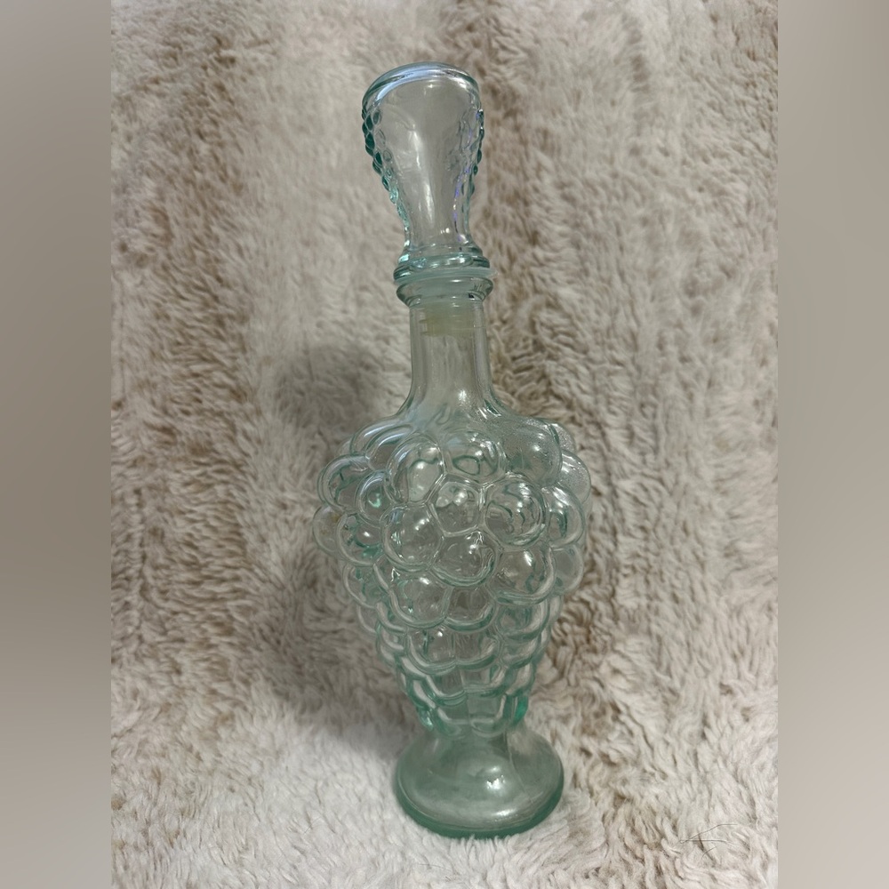 Elegant Glass Decanter with Stopper
